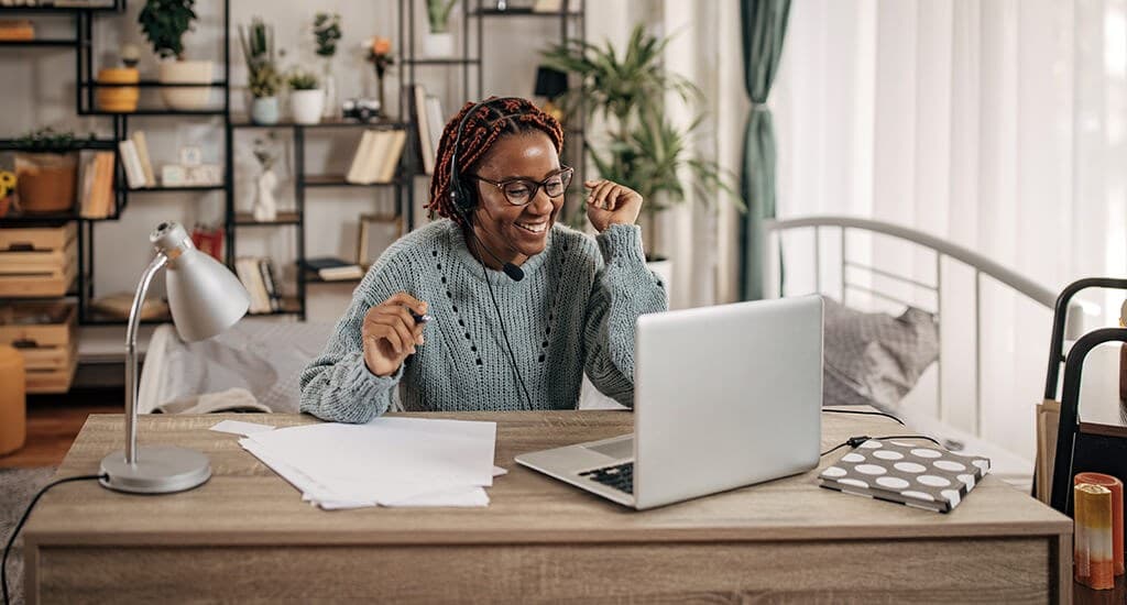 Getty Images 1449036869 at desk with headset 1024x550 RGB Getty Images 1449036869 at desk with headset 1024x550 RGB