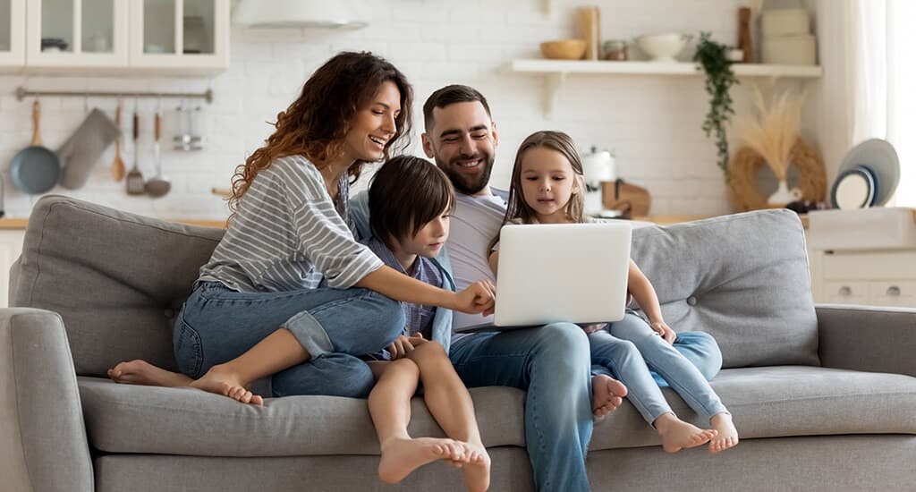 Family on couch 1024x550 RGB1 Family on couch 1024x550 RGB1